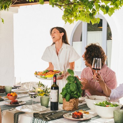 Mit Weinen von Doppio Passo und typisch italienischen Gerichten gedeckter Tisch.